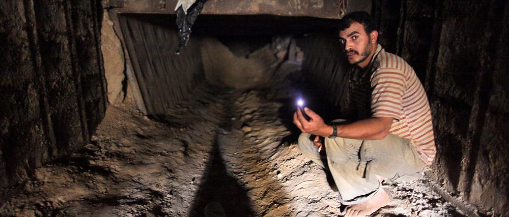 Ein Schmuggler in einem Tunnel an der Grenze zu Ägypten (Archivbild).