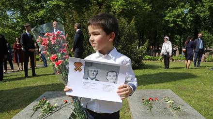 Gedenken am 8.Mai zum Tag des Kriegsendes auf dem Sowjietischen Ehrenfriedhof in Potsdam. Der 5-jähride David mit einem Bild seiner Urgroßeltern.
