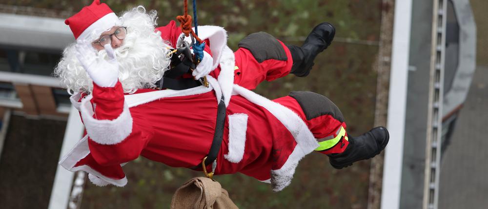 Schwindelfreier Nikolaus. Ein Höhenretter der Feuerwehr Mönchengladbach seilt sich vom Dach des Elisabeth Krankenhauses ab.