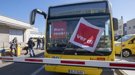 Streikende Mitarbeiter der Berliner Verkehrsbetriebe BVG am Betriebshof in Berlin-Lichtenberg. Die Gewerkschaft Verdi hatte zu einem ganztägigen Warnstreik bei der BVG aufgerufen.