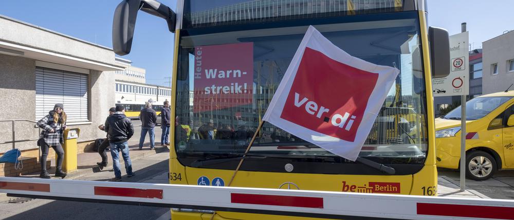 Streikende Mitarbeiter der Berliner Verkehrsbetriebe BVG am Betriebshof in Berlin-Lichtenberg. Archivbild aus dem April 2022.