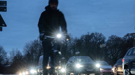 Abendlicher Verkehr auf der Wittelsbacher Brücke in München (Archivbild).
