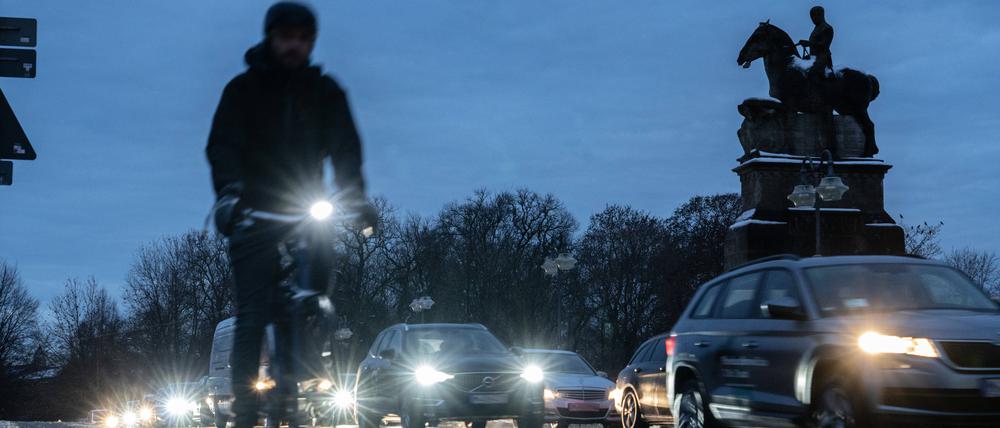 Abendlicher Verkehr auf der Wittelsbacher Brücke in München (Archivbild).