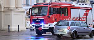 Potsdam, 27.11.2023 / Lokales / Feuerwehr Potsdam, Feuerwehr-Lkw, Rettungsfahrzeug, Feuerwehrfahrzeug, im Einsatz, Blaulicht, Symbolfoto, Genrebild, Foto: Ottmar Winter PNN ACHTUNG: Foto ist ausschließlich für redaktionelle Berichterstattung der PNN und des TGSP! Eine kommerzielle Nutzung, z.B. Werbung, ist ausgeschlossen. Die Weitergabe an nicht autorisierte Dritte, insbesondere eine weitergehende Vermarktung über Bilddatenbanken, ist unzulässig.