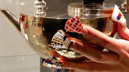 Nail-Art goes Bauhaus. Nägel von Camilla Inge Volbert mit einer Metallkanne von Marianne Brandt.