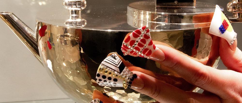 Nail-Art goes Bauhaus. Nägel von Camilla Inge Volbert mit einer Metallkanne von Marianne Brandt.