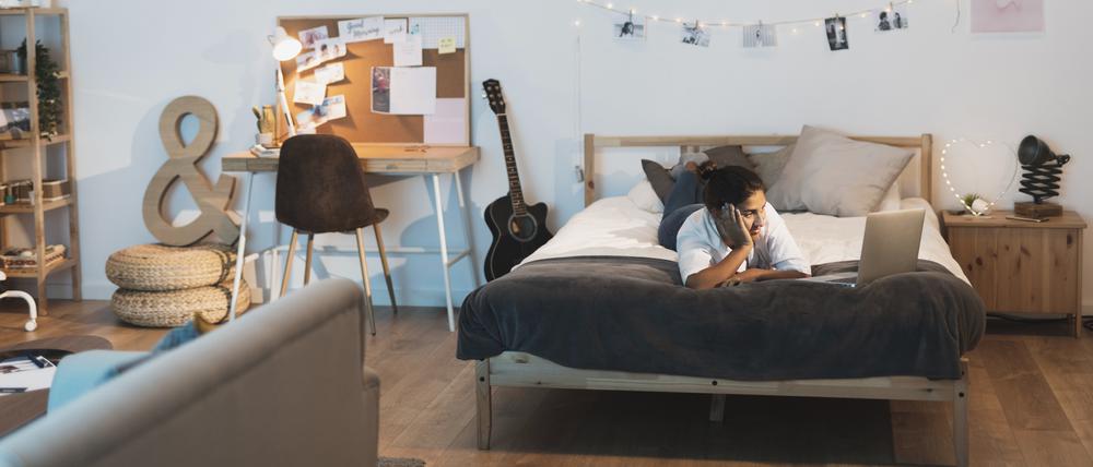 Die eigene Wohnung kurzfristig unterzuvermieten, ist beliebt. Allerdings muss davor erst der Vermieter informiert werden.