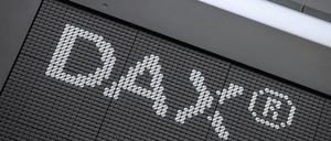 Der Schriftzug «DAX» ist im Handelssaal der Deutschen Börse in Frankfurt zu sehen.