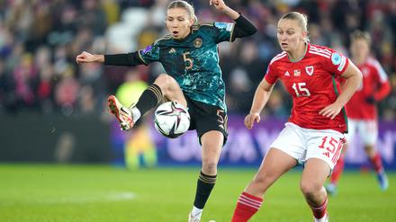 Elisa Senß (l.) aus Deutschland und Elise Hughes aus Wales in Aktion. 