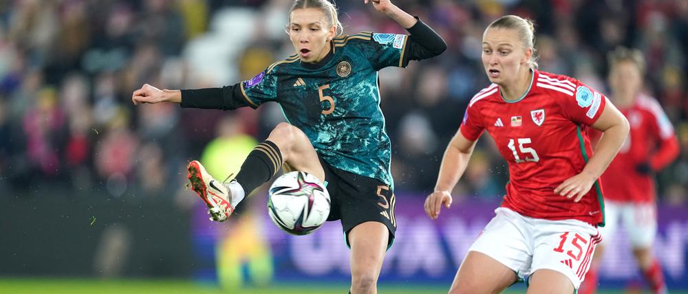 Elisa Senß (l.) aus Deutschland und Elise Hughes aus Wales in Aktion.