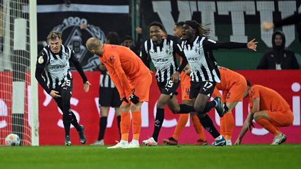 Gladbachs Manu Kone (r) bejubelt sein Tor zum 1:0.