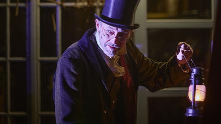 Die Dickensche „Weihnachtsgeschichte“ wird in der Fassung der Wannseer Drehbühne zum Stationen-Theater: Schauspieler und Publikum wandern von Szene zu Szene über den Hof der „Mutter Fourage“.