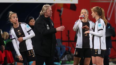 Horst Hrubesch hat den deutschen Fußballerinnen mit seiner ruhigen Art wieder zu Stabilität verholfen.