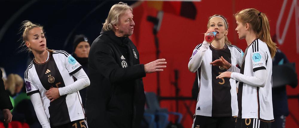 Horst Hrubesch hat den deutschen Fußballerinnen mit seiner ruhigen Art wieder zu Stabilität verholfen.