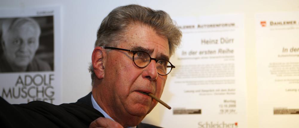 Und im Hintergrund ein Schriftstellerplakat. Heinz Dürr, wie er leibte und lebte.