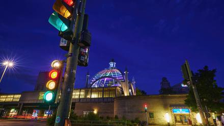RECORD DATE NOT STATED  Berlin; Germany - June 23; 2021: Night shot at Nollendorfplatz subway station with a rainbow-colored dome on the occasion of Christopher Street Day. *** Berliner Deutschland Juni 23 2021 Nacht erschossen im Nollendorfplatz Untergrundbahn Bahnhofs mit einer Regenbogen farbige Kuppel am der Anla