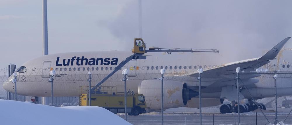 Der Münchner Flughafen kämpft mit Eis und Schnee.