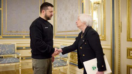Der ukrainische Präsident Wolodymyr Selenskyj begrüßt die US-Finanzministerin Janet Yellen am 27. Februar 2023 in Kiew.