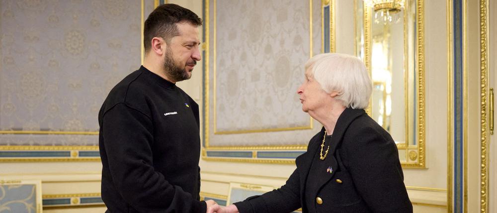 Der ukrainische Präsident Wolodymyr Selenskyj begrüßt die US-Finanzministerin Janet Yellen am 27. Februar 2023 in Kiew.