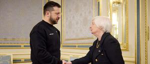 Der ukrainische Präsident Wolodymyr Selenskyj begrüßt die US-Finanzministerin Janet Yellen am 27. Februar 2023 in Kiew.
