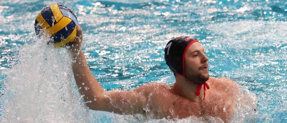 Denis Strelezkij traf zweimal für Spandau 04. Trotzdem verloren die Berliner bei Vouliagmeni NC deutlich.