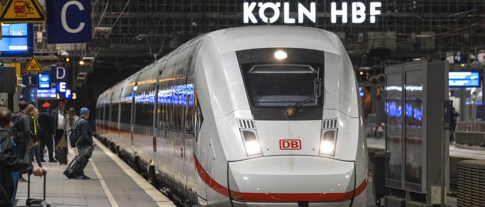Ein ICE im Hauptbahnhof Köln. Auf der wichtigen Fernverkehr-Strecke zwischen Berlin und Nordrhein-Westfalen will die Deutsche Bahn mehr Sitzplätze anbieten.
