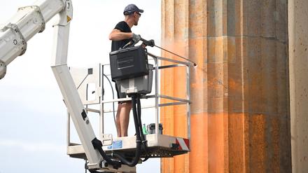 Reinigungsarbeiten nach einem Farbanschlag der sogenannten Letzten Generation auf das Brandenburger Tor. 