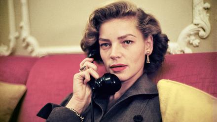 RUTH ORKIN – WOMEN, bis 18. Februar 2024, f³ – freiraum für fotografie. Lauren Bacall, St. Regis Hotel, New York, 1950.