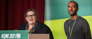 ARCHIV - 03.06.2023, Berlin: Susanne Mertens und Philmon Ghirmai, Landesvorsitzende von Bündnis 90/Die Grünen in Berlin, sprechen auf der Landesdelegiertenkonferenz ihrer Partei. (zu dpa «Berliner Grüne wählen neuen Landesvorstand - Ausgang offen») Foto: Monika Skolimowska/dpa +++ dpa-Bildfunk +++