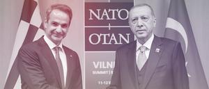 Kyriakos Mitsotakis (l.), Premierminister von Griechenland, und Recep Tayyip Erdogan, Präsident der Türkei, während ihres Treffens auf dem Nato-Gipfel. 