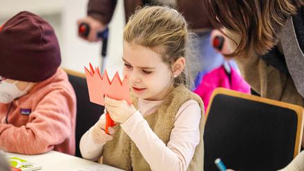 In der Archenhold-Sternwarte können Kinder Weihnachtssterne basteln.