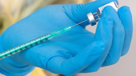 mRNA-Impfstoffe können einer Studie zufolge in sehr geringem Ausmaß zur Bildung unerwünschter Proteine führen. Bislang gebe es aber keine Hinweise darauf, dass dadurch bei den bereits verwendeten mRNA-Vakzinen gegen Corona negative Effekte aufgetreten wären, schreiben Forschende um Anne Willis von der britischen Universität Oxford im Fachblatt «Nature».