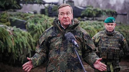 Boris Pistorius (SPD), Bundesminister der Verteidigung, spricht vor Puma-Schützenpanzern bei seinem Antrittsbesuch bei der Bundeswehr.