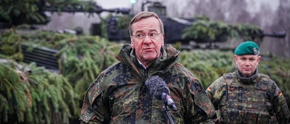 Boris Pistorius (SPD), Bundesminister der Verteidigung, spricht vor Puma-Schützenpanzern bei seinem Antrittsbesuch bei der Bundeswehr.