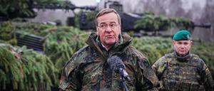Boris Pistorius (SPD), Bundesminister der Verteidigung, spricht vor Puma-Schützenpanzern bei seinem Antrittsbesuch bei der Bundeswehr.