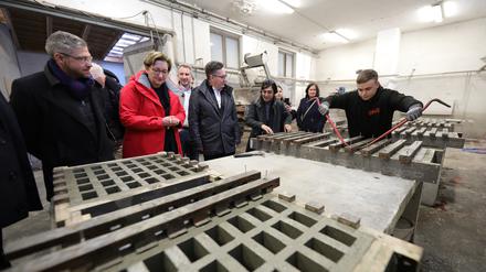 Oberbürgermeister Mike Schubert begleitet die Bundes-Bauministerin Klara Geywitz (in rot) bei ihrem Besuch der Potsdamer Firma „Beton und Naturstein Babelsberg GmbH“, um über das Thema „Nachhaltiges Bauen“ zu sprechen. 