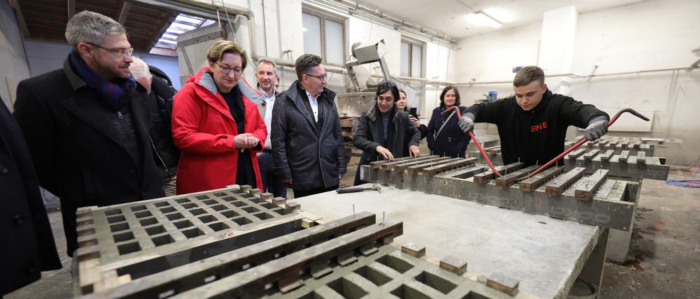Oberbürgermeister Mike Schubert begleitet die Bundes-Bauministerin Klara Geywitz (in rot) bei ihrem Besuch der Potsdamer Firma „Beton und Naturstein Babelsberg GmbH“, um über das Thema „Nachhaltiges Bauen“ zu sprechen. 