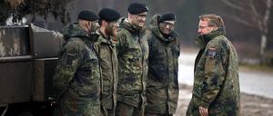 Verteidigungsminister Boris Pistorius beim Besuch eines Panzerbataillons in Augustdorf: Der Minister braucht dringend mehr Personal für die Truppe.