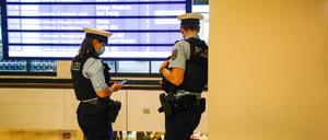 Bundespolizisten am Flughafen BER. (Symbolbild)