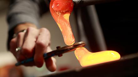 Manuelle Glasfertigung: Blick in die Glasmanufaktur Harzkristall. 