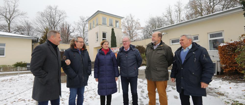 Der Linken-Bundestagsabgeordnete Christian Görke (l.) traf sich vor Ort auf dem Vereinsgelände mit ESV-Chef Jürgen Happich (M.) und KIS-Chef Bernd Richter (2.v.l.)