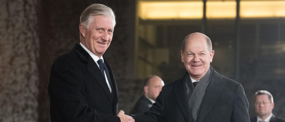 Bundeskanzler Olaf Scholz (SPD, r) begrüßt König Philippe von Belgien vor dem Bundeskanzleramt.