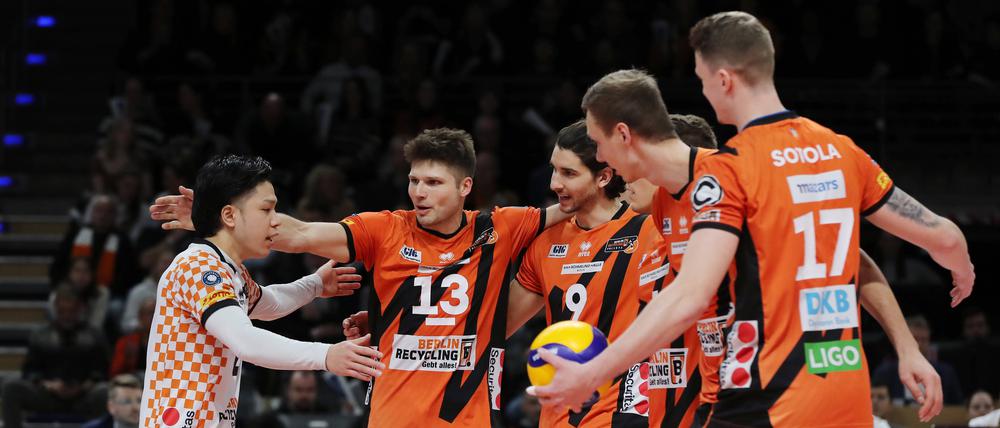 Jubel über den Sieg. Die Volleys stehen im Pokal-Finale.
