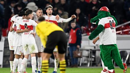 Stuttgarter Spieler feiern den Sieg mit ihrem Maskottchen beim Achtelfinalspiel des DFB-Pokals zwischen dem VfB Stuttgart und Borussia Dortmund in Stuttgart. 