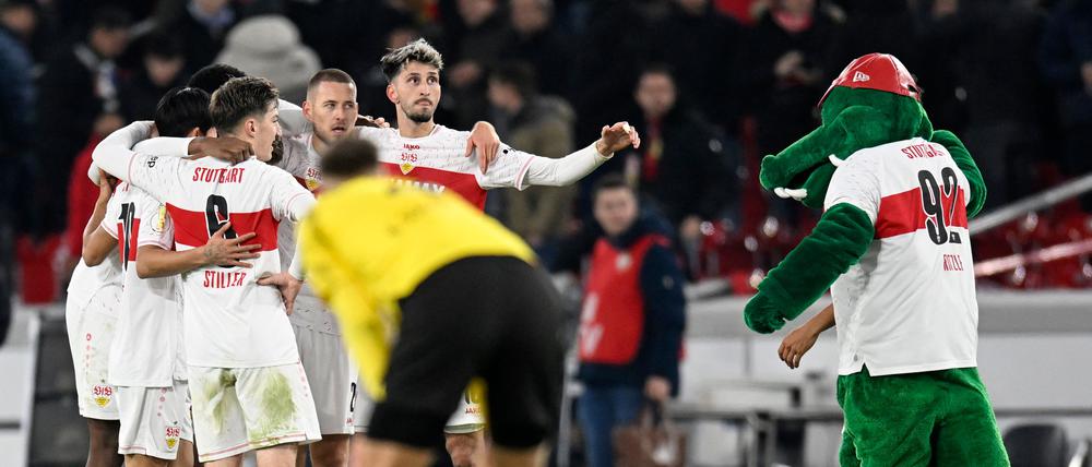 Stuttgarter Spieler feiern den Sieg mit ihrem Maskottchen beim Achtelfinalspiel des DFB-Pokals zwischen dem VfB Stuttgart und Borussia Dortmund in Stuttgart.