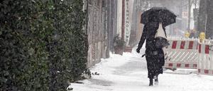 08.02.2021, Berlin, GER - Frau laeuft bei Schneefall eine Strasse entlang. allein, Alltag, aussen, Aussenaufnahme, Berlin, Buergersteig, deutsch, Deutschland, Europa, europaeisch, Frau, Gehweg, Gesellschaft, Jahreszeit, Kaelte, kalt, Mensch, Neuschnee, QF, Querformat, Regenschirm, Rueckansicht, Schnee, schneebedeckt, Schneefall, schneien, schneit, Stadt, Stadtleben, Strasse, Strassenszene, Westeuropa, Wetter, Wetterlage, Winter, Wintereinbruch, winterlich, Winterwetter, Wirtschaft, Witterung 210208D676BERLIN.JPG *** 08 02 2021, Berlin, GER woman walking along a street during snowfall alone, everyday life, outside, exterior shot, Berlin, sidewalk, German, Germany, Europe, European, woman, sidewalk, society, season, cold, human, fresh snow 