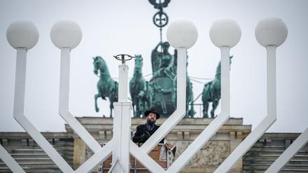 Aufstellung des Chanukka-Leuchters am Brandenburger Tor.