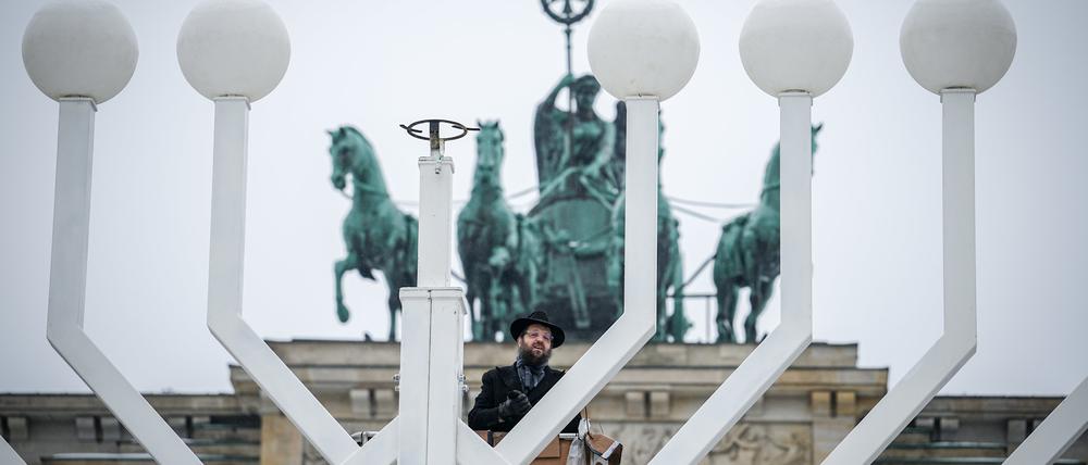 Aufstellung des Chanukka-Leuchters am Brandenburger Tor.