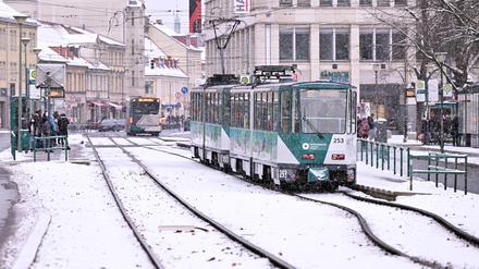 Potsdam, 29.11.2023 / Lokales / Tram, Straßenbahn, Strassenbahn, Haltestelle Platz der Einheit, Wetter, Winter, Schnee, Stadtbilder, Genrebild, Symbolfoto, Foto: Ottmar Winter PNN ACHTUNG: Foto ist ausschließlich für redaktionelle Berichterstattung der PNN und des TGSP! Eine kommerzielle Nutzung, z.B. Werbung, ist ausgeschlossen. Die Weitergabe an nicht autorisierte Dritte, insbesondere eine weitergehende Vermarktung über Bilddatenbanken, ist unzulässig.