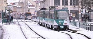 Potsdam, 29.11.2023 / Lokales / Tram, Straßenbahn, Strassenbahn, Haltestelle Platz der Einheit, Wetter, Winter, Schnee, Stadtbilder, Genrebild, Symbolfoto, Foto: Ottmar Winter PNN ACHTUNG: Foto ist ausschließlich für redaktionelle Berichterstattung der PNN und des TGSP! Eine kommerzielle Nutzung, z.B. Werbung, ist ausgeschlossen. Die Weitergabe an nicht autorisierte Dritte, insbesondere eine weitergehende Vermarktung über Bilddatenbanken, ist unzulässig.